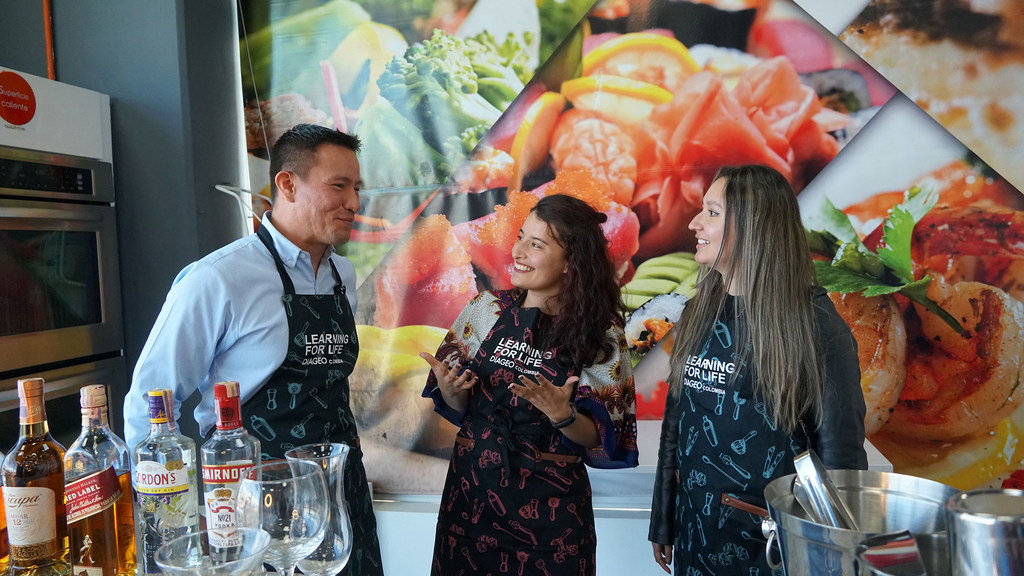 Johan Sepúlveda es migrante venezolano y estudia en el programa Learning For Life de Diageo, junto con Paola Gañán, que aspira a ser la primera barwoman indígena, y su compañera Ana María Lasso, abogada y barista.